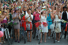 Парад «Нарядные женщины в велотуре» в Бодруме